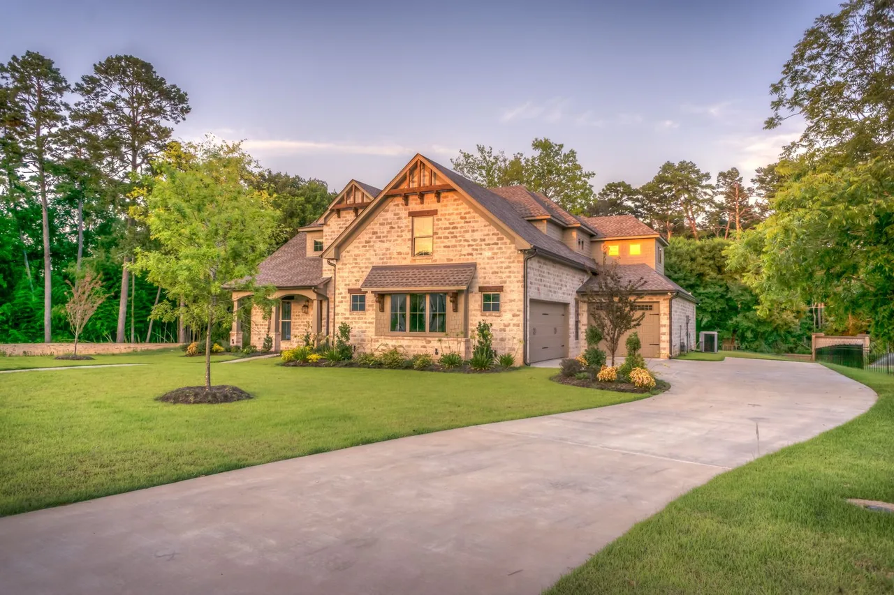 Brick St. Louis house with a curved drive
